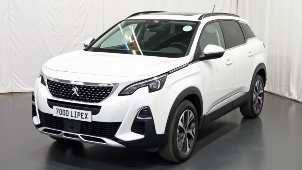 Coche peugeot 3008 de color blanco con motor puretech en un garaje