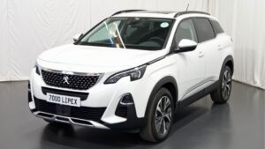 Coche peugeot 3008 de color blanco con motor puretech en un garaje