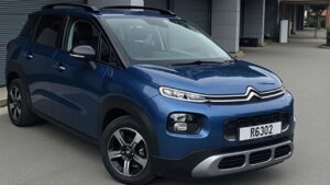 Citroën C3 de color azul con motor puretech saliendo de un garaje