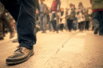 Pessoas que participam na manifestação contra o Stellantis em Madrid