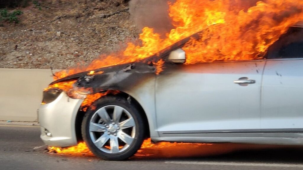 Un coche con motor Puretech ardiendo por un fallo en el motor