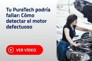 Mujer analizando motor puretech defectuoso