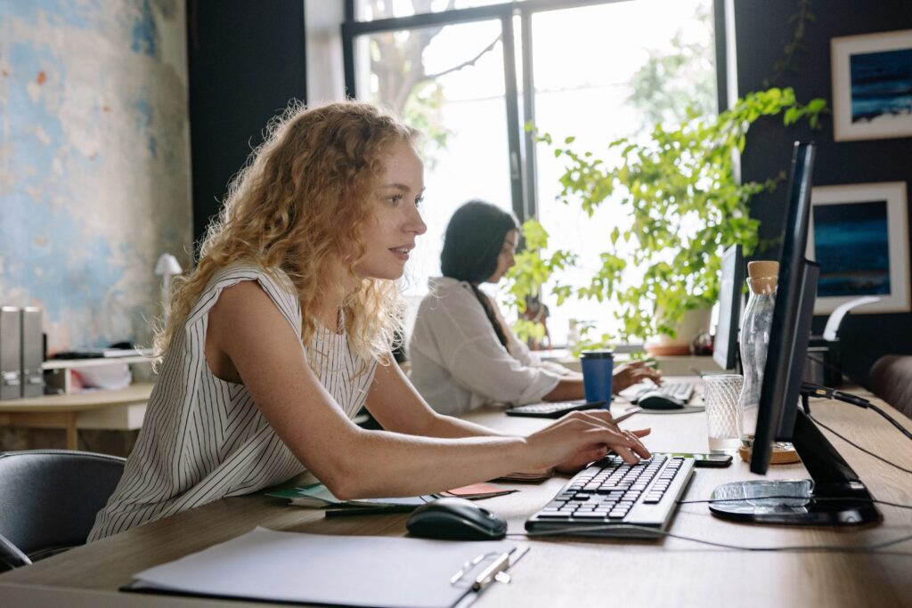 Persona siguiendo el proceso de la demanda colectiva contra Stellantis