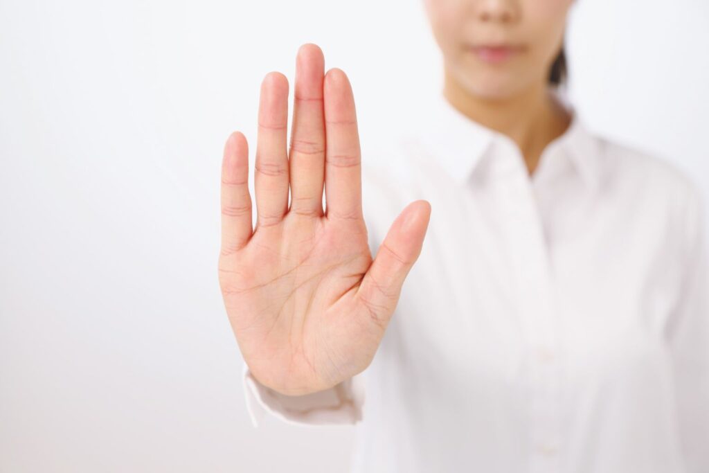 Persona dediciendo parar