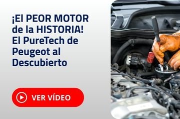 Manos de un mecánico con guantes arreglando un motor de coche