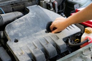 Persona reparando su motor Puretech