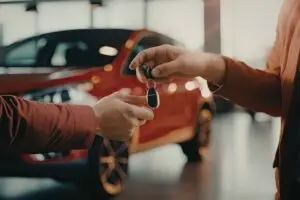 Person giving the keys of a car with a Putertech engine that has come
